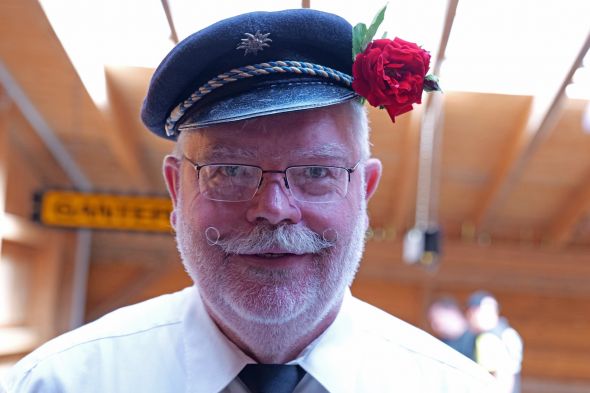 Mann mit Mütze und Rose