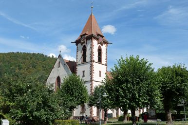 Und gegenüber die Kirche