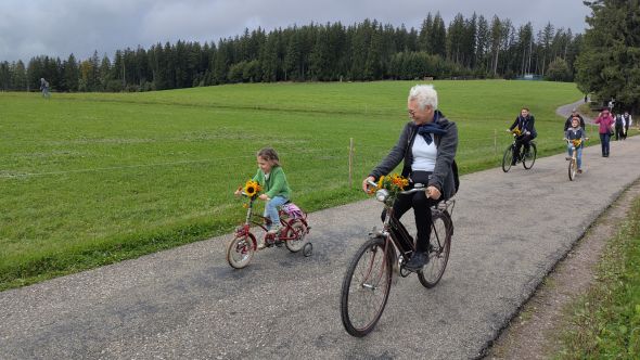 Isabella und Elli auf dem Weg zum Ort Isabella und Elli auf dem Weg zum Ort