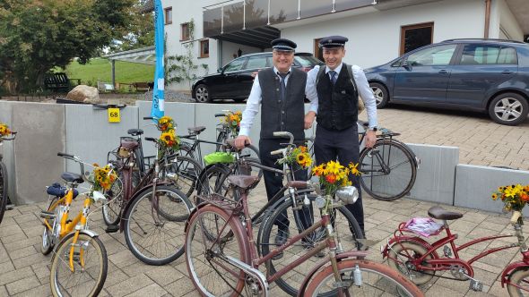 Frank und Benny bei den geschmückten Rädern Frank und Benny bei den geschmückten Rädern