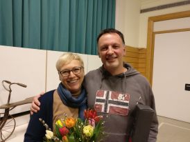 Elisabeth Heizler und Konrad Molz bekommen für 40 Jahre Vereinszugehörigkeit die silberne Ehrennadel